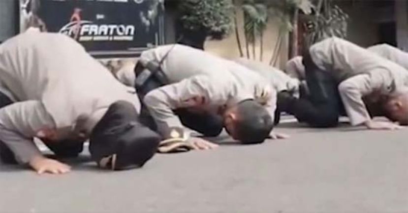 印尼足球场践踏131死事件，玛琅警集体跪地求原谅。