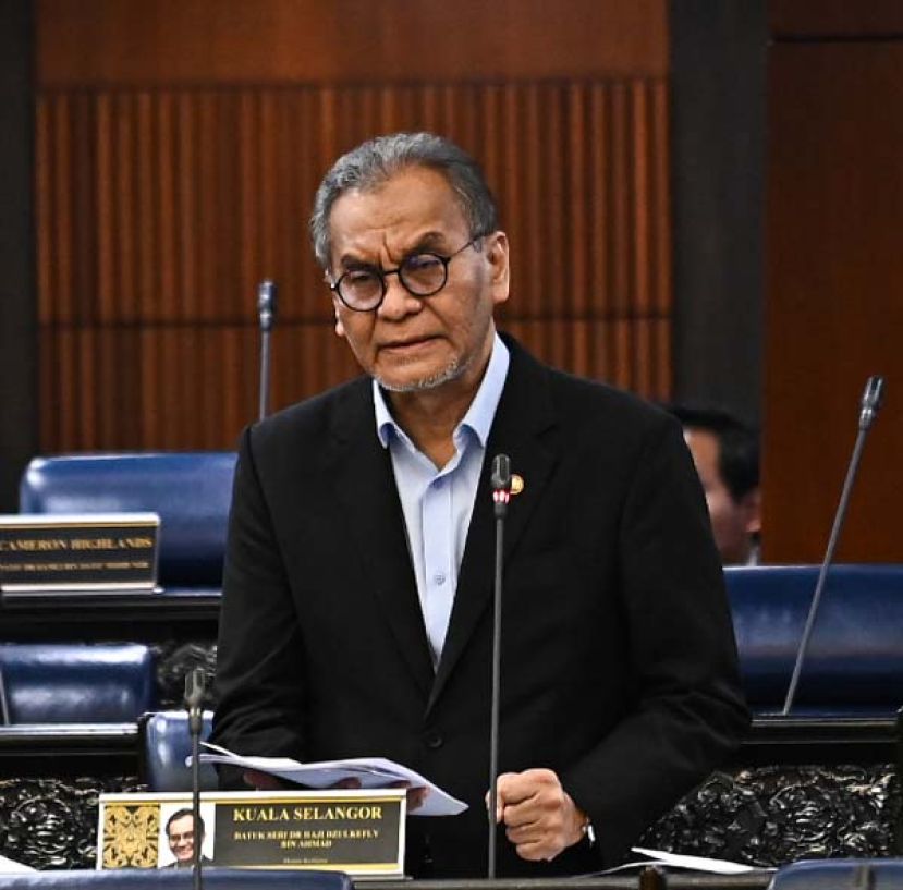 卫生部长拿督斯里祖基菲里阿末。