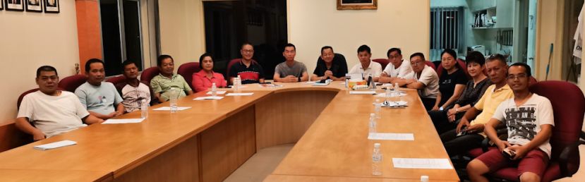 砂拉越陇西公会、砂拉越李氏公会众理事召开筹委会会议商讨筹办《2025乙巳年陇西堂新春暨敬老晚宴》事宜一瞥。左七起为筹委会主席李秉翰、大会主席兼李氏公会会长李开生、大会主席兼陇西公会会长彭国良、李氏公会署理会长兼陇西秘书长李仁赵。右一为董志兴、彭琨山、董彩光、李思玲及李汉标。左一为李理荪、李星葆、李剑敏、李挺闻、李丽玲及李金俊。