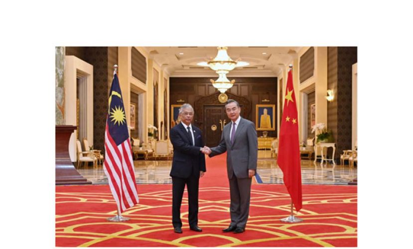 中国外交部长王毅（右）觐见国家元首。