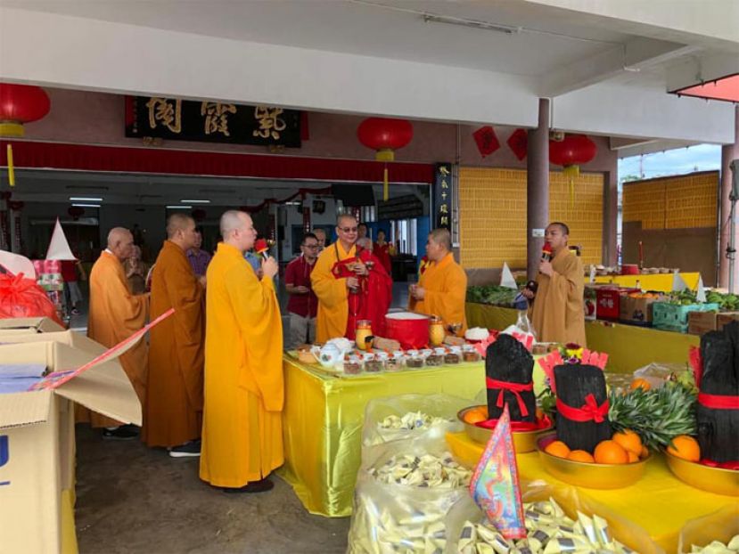 砂拉越德教会紫霞阁甲辰年盂兰节超渡追思法将礼请诸山长老法师前来主持顶礼慈悲三昧水忏及瑜伽焰口施食仪轨等佛事。