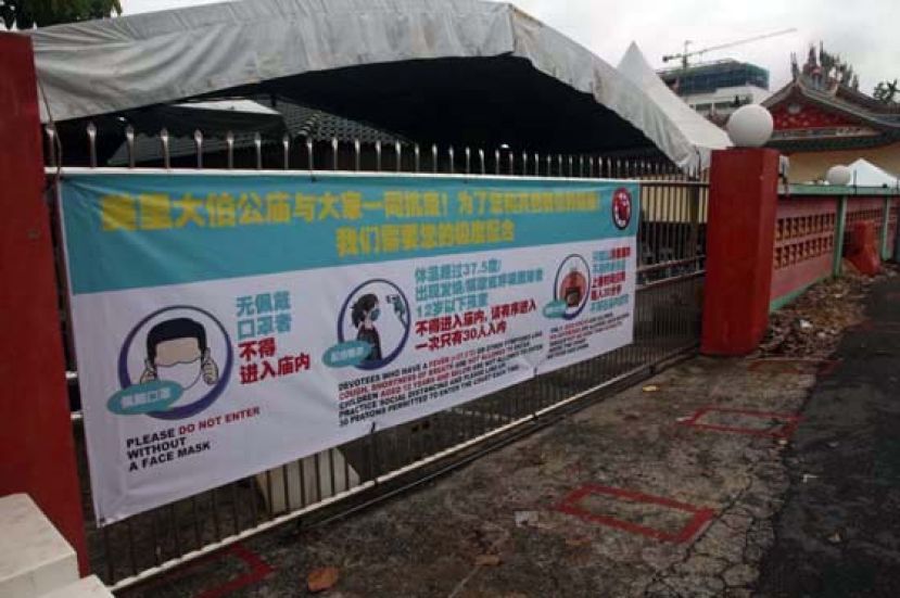 美里大伯公庙张挂布条，恳求善信配合标准作业程序。