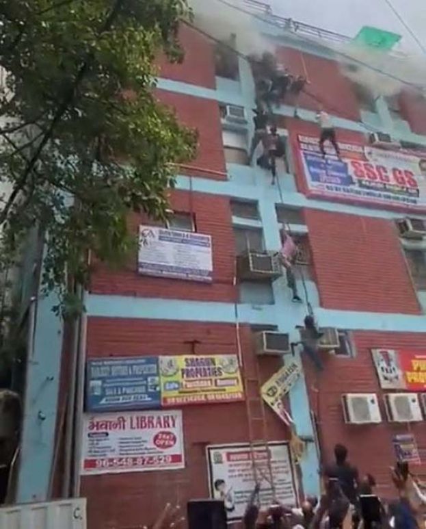 印度德里一家补习中心15日失火，多名学生爬电线或绳索逃到地面。