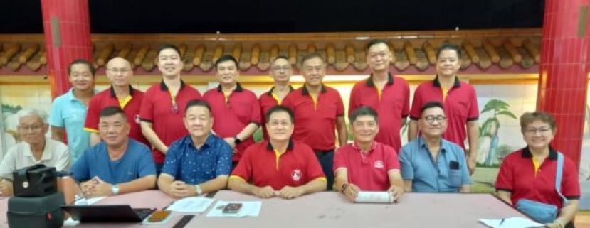 方文祥太平局绅（前排中）主持古晋东嶽观理事会与理事合影。左起是何金裕、卓文德、甲必丹刘天金；右起为官美枝、陈瑞海、方明生等人。