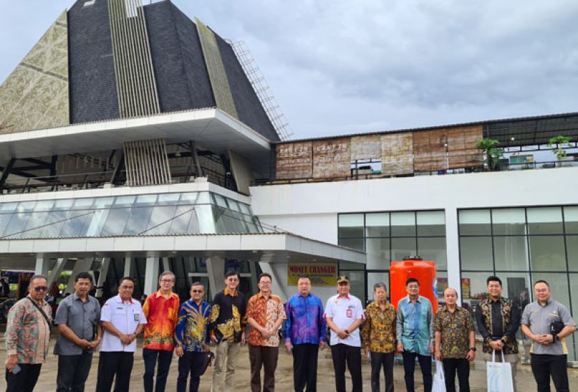 古晋中总会长暨砂中总会长拿督陈日枝（右五）带领理事出席位于印尼边界恩帝贡Entikong&nbsp;营运中心举行的跨边界贸易对话会后与印尼驻古晋总领事拉登西吉（右六）于该中心前合影。出席者包括了陈晋宗，拿督蔡文铎律师，田松茂，黄福庆，朱昌亮，本固鲁李开喜，西连商会会长赖招良，会员沈茂前及秘书处王俪瑾。