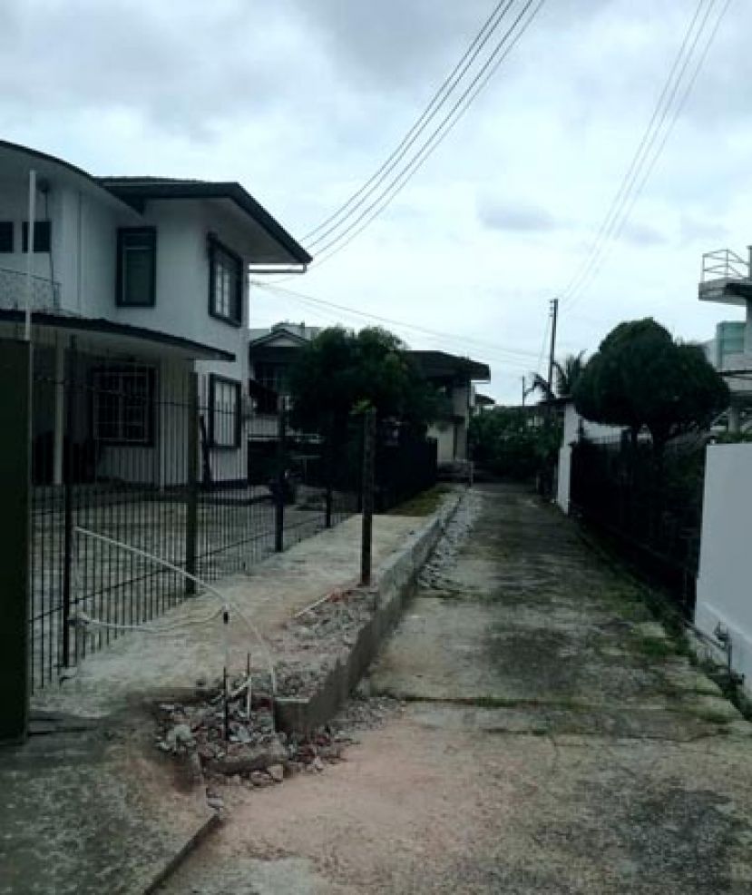  霸占路段的水泥篱笆已拆除。