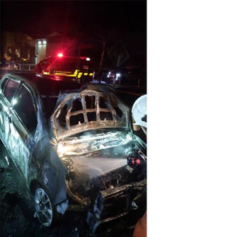 崭新轿车被烈焰狂烧成废铁。