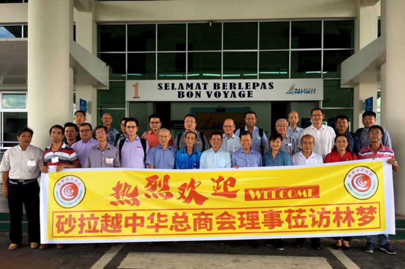 摄于林梦机场。右六为;砂拉越中华总商会会长李开运。