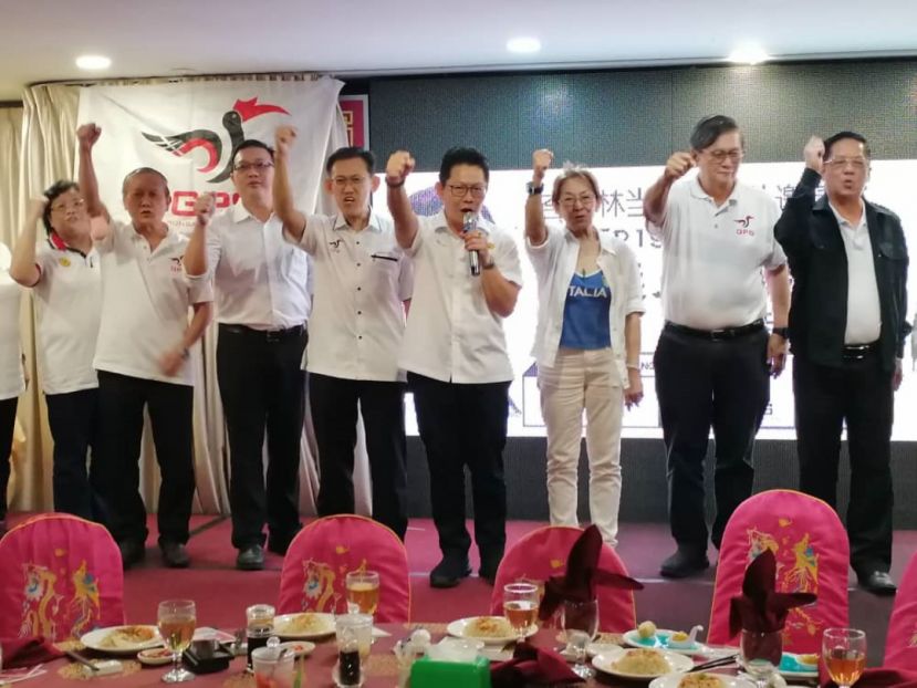 人联党峇都林当支部主席薛华东（左4）于前晚，在该支部所办集会为郑志国（左5）打气；右起是天猛公拿督陈如飞、人联中央行动室主任拿督曾镇江、古晋支部主席拿督杨莉等人。