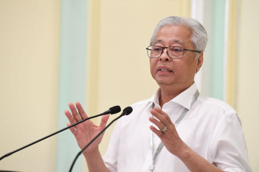 国防部高级部长拿督斯里依斯迈沙比里。