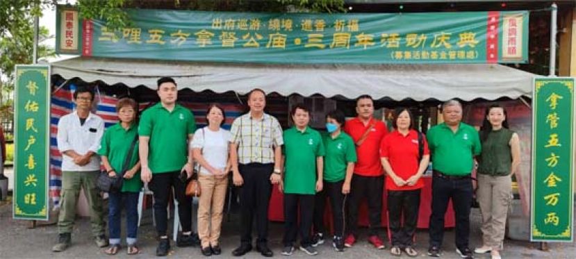 右起为自卫团廖秀香、神事组田明明、庙宇理事刘玉葵、庙宇总务张加永、庙宇理事郭景颜、主持师父田明伟、主持师父沈石国、沈陆发寿板店代表温宝玲、庙宇理事陈锦鸿、庙宇理事钟美莉及自卫团黄龙六。