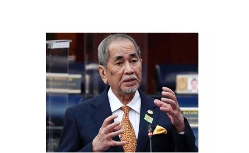拿督斯里旺朱乃迪向国会提呈宪法修正案。