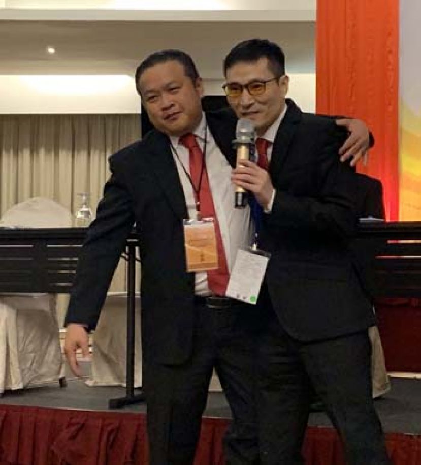 世福青年团新任总团长林伟照(右)宣布委任其竞争对手叶福霖为执行总团长。