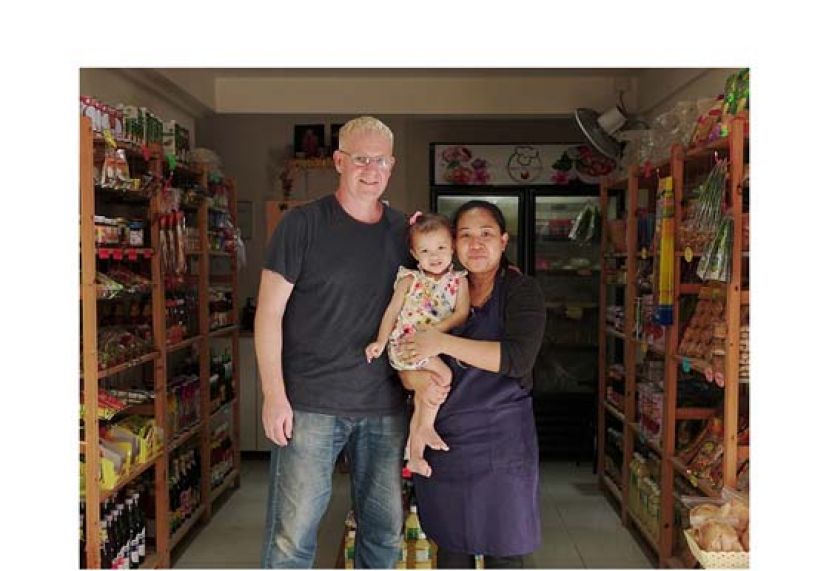 Jenny一家住在坪洲，丈夫开设装修公司，她边照顾女儿边经营泰国杂货店及烹饪教室。