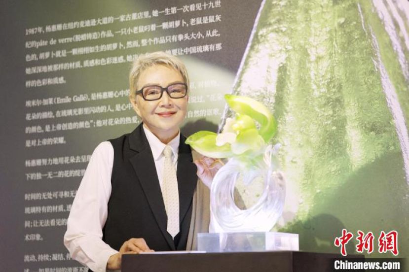 近日，杨惠姗与作品《且舞春风共从容》合影。