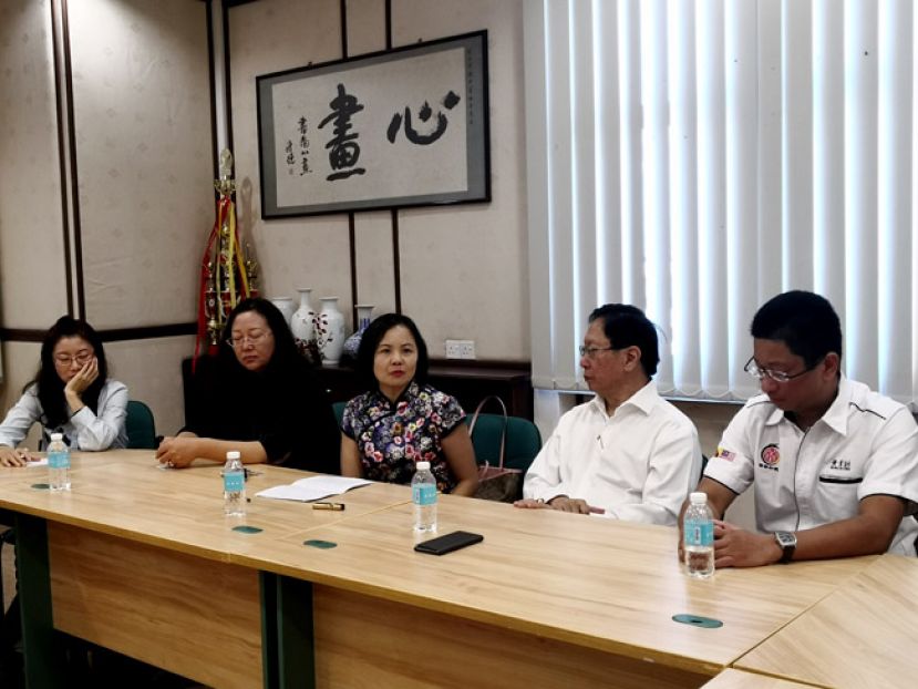  北京外国语大学访问团与砂拉越董总进行交流。右三位团长李伟群讲师、副教授李辉（右四）、季薇讲师（右五）、砂董总主席拿督刘利民（右二)和留华砂总会长黄首詠（右一）。