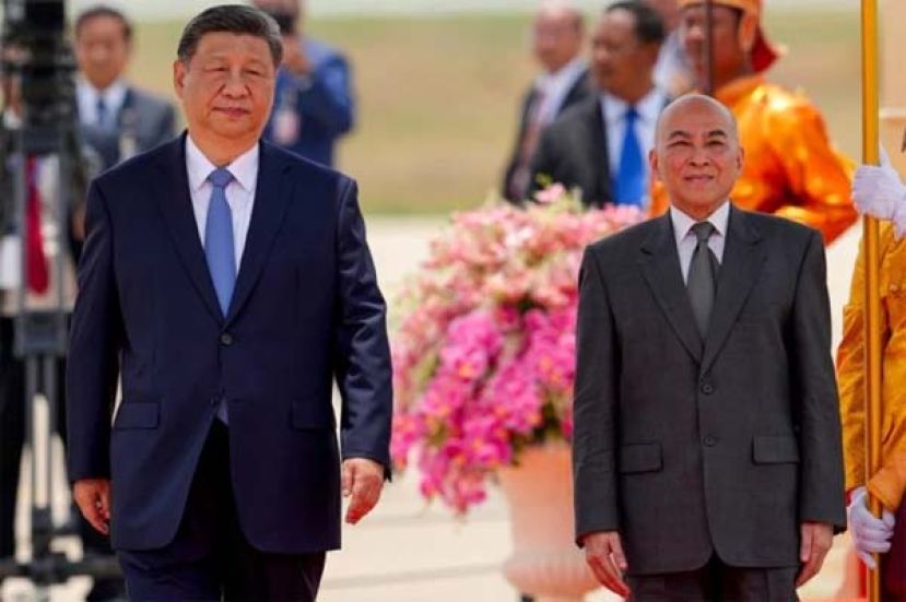 习近平（左）抵达金边展开对柬埔寨国事访问，国王西哈莫尼（右）到场接机。
