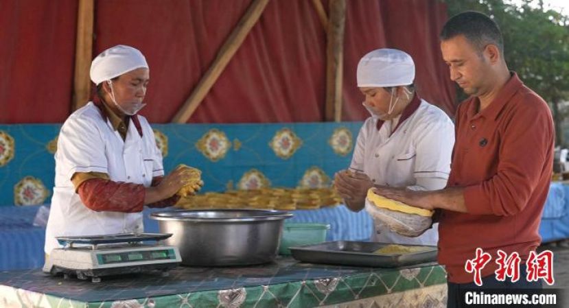 玉米馕制作现场。