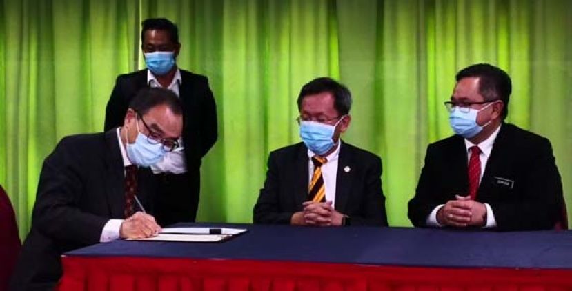 黄振渊（左）签署诗巫乡村议会署理主席宣誓书，中及右为拿督斯里沈桂贤及诗巫乡村议会主席森布莱。