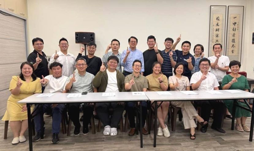 一中校友会第19届（2026-2027）执委理事在复选会议后合影。
