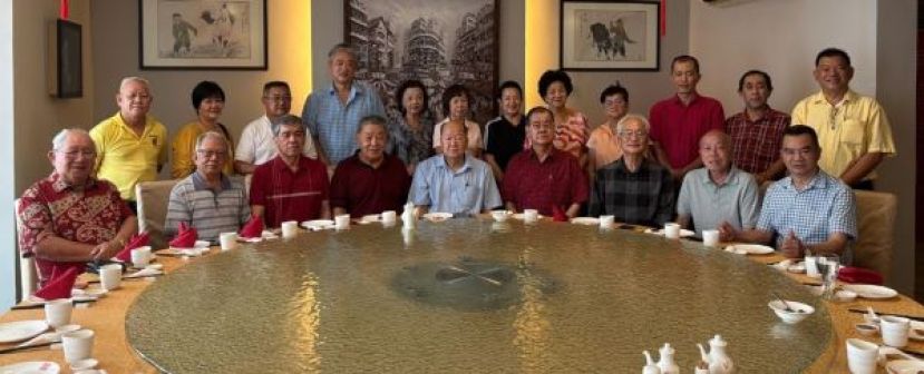 砂同心善堂主席黄国远（前排左5）设宴款待中国潮州及新加坡个善堂组织代表。左起为苏子灿、中国潮州市盤安善堂副会长吴显釗、新加坡中华善堂兰十救济总会主席林细弟、南安善堂主席许弈辉；右起张润智、新加坡多个善堂代表李其量、本固鲁田新华、砂云南善堂主席郑文新等人。