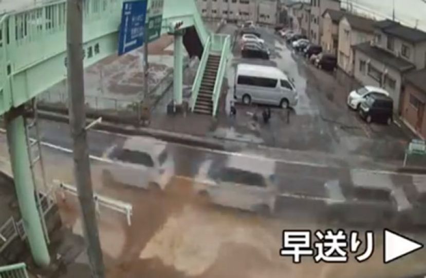 日本地震土地液化　地面裂开脏水狂涌