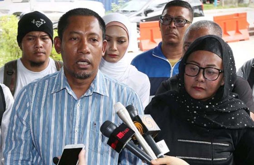 捍卫穆斯林社群运动组织副主席莫哈末再益(左)向媒体发表谈话。