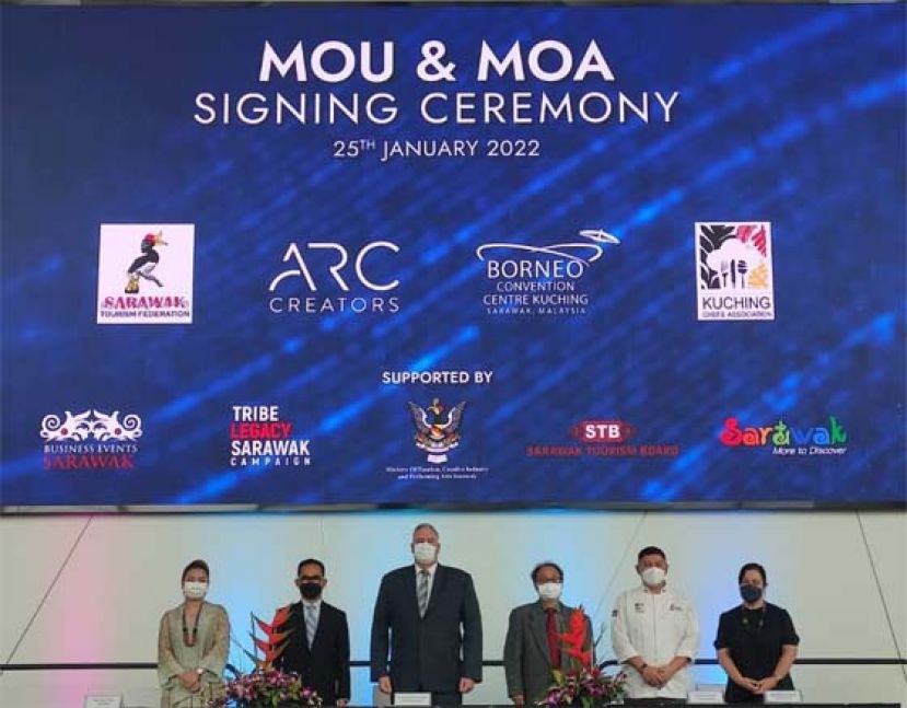 签署仪式后的一张合影。