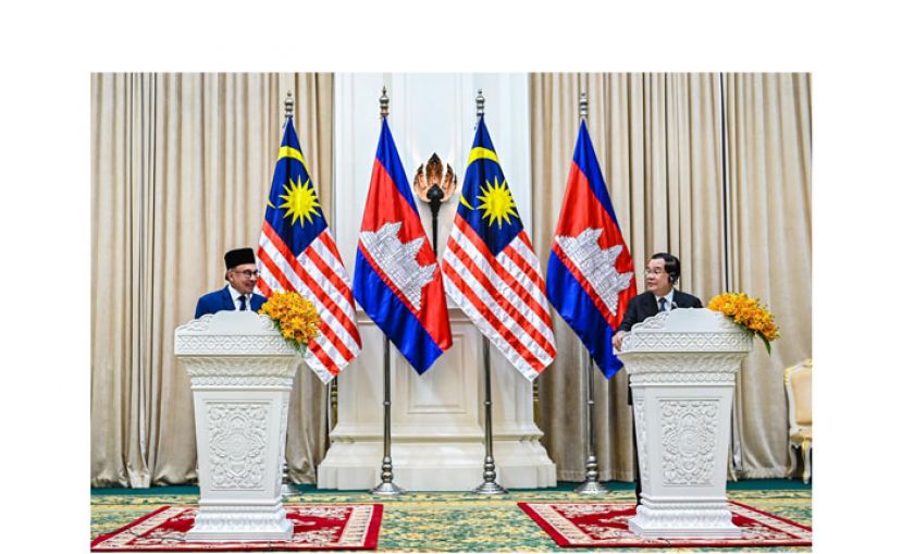 首相安华（左）与柬埔寨首相洪森（右）召开联合记者会。