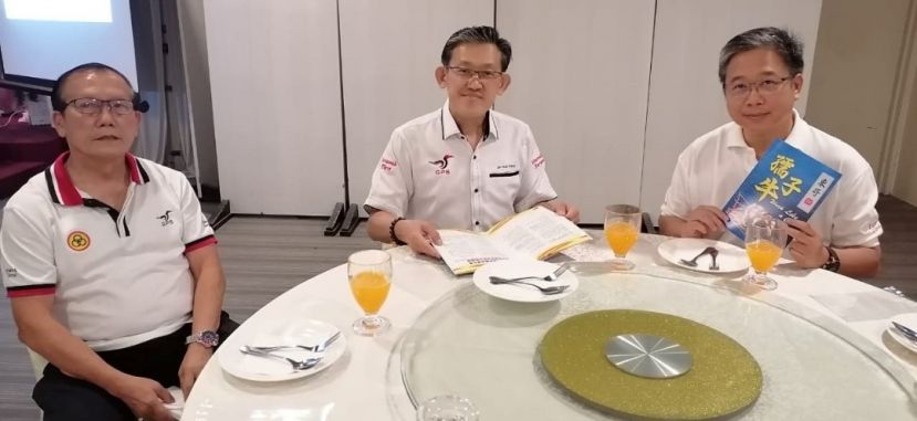  甲必丹陈贻贤（右）表明《东哥、孺子牛》书籍推展仪式于周五（10日）晚举行；右2起为砂政盟人联党峇都林当候选人薛华东、本固鲁严安干。