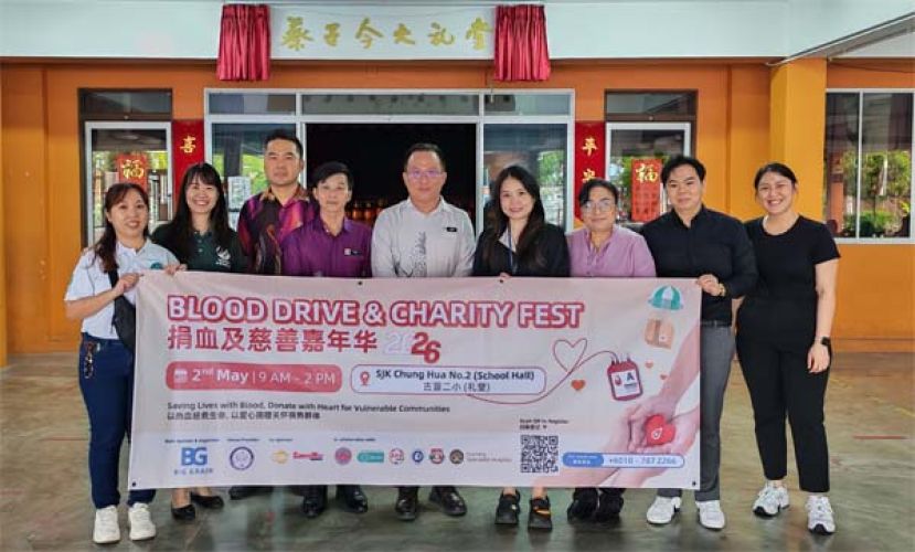 从左起：希望之家客户关系执行员 温美莉 女士、希望之家营运经理 杨中莹 女士、学校学生事务副校长 黄得富 先生、学校行政副校长 陈仁豪 先生、校长 萧恭领 先生、SGH 血库医生 卢晓玲 医生、SGH 血库公关官 艾德娜女士、Big Grain 高级数码营销员 赖政扬 先生，以及数码营销员 林彩琴 小姐，一同在 SJK Chung Hua No.2 举行的 "Big Grain Blood Drive &amp; Charity Fest 2026" 启动仪式上自豪地手持活动横幅。