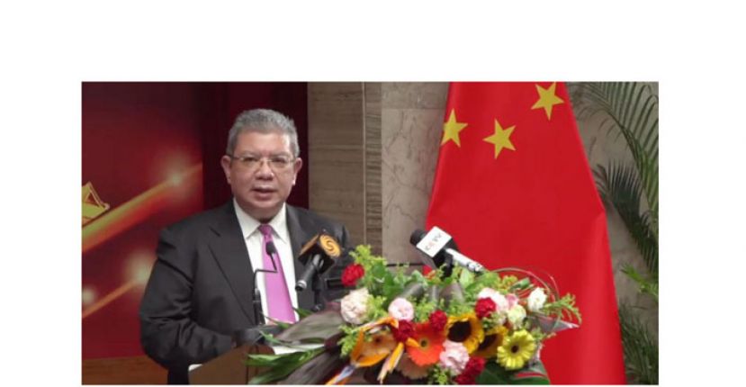 外交部长赛夫丁在中国驻马大使馆庆祝新中国成立72周年国庆线上招待会上致词。