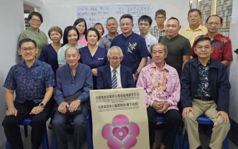 古晋传统中医药与整合自然医学公会新届理事会与顾问团合影；左起为薛华东、拿督斯里陈吉荣、会长田明东、副会长彭煜顺、刘旂华。