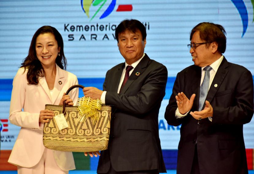 砂能源公司首席执行员沙比尼苏海里（中）赠送砂拉越原住民编制手提袋予丹斯里杨紫琼。