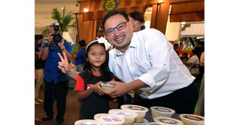 贸消部副部长张健仁派发辣粥予民众。