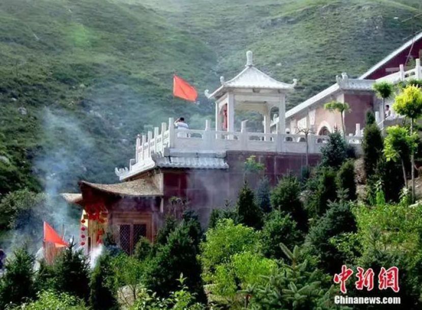 山西乌龙洞，建于明万历二年。