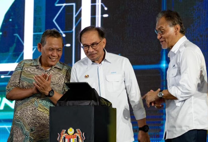 首相安华(中)主持国家健康月庆典开幕。右为卫生部长祖基菲里以及森州大臣阿米鲁汀(左)。