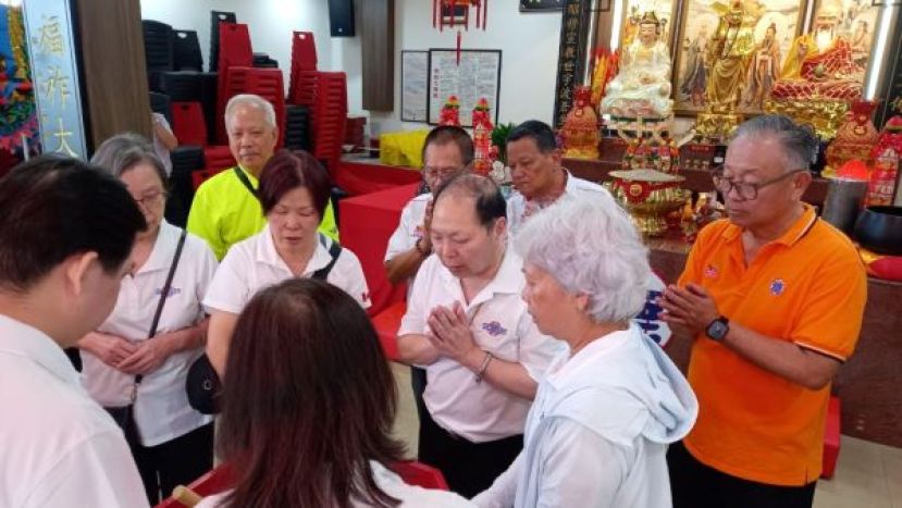 济兴善社社长陈瑞兴（右起）、署理社长龚德良与加拿大德教道济紫光阁阁长郑松山等人在特柳扶鸾盛会合影；后排左为新加坡德教紫松阁阁长许永光。