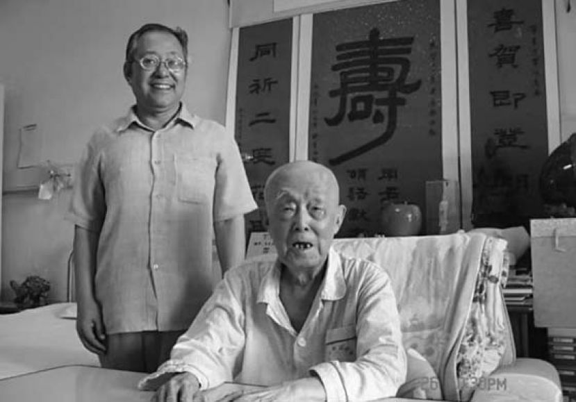 2007年7月26日，梁志刚看望季羡林。