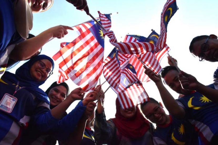 参与的&ldquo;国庆辉煌条纹&rdquo;团员挥舞手中的国旗。