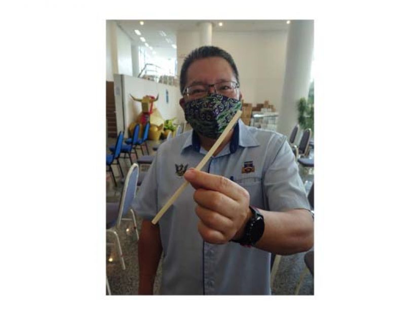 南市市长拿督黄鸿圣展示可吃的米制吸水管。