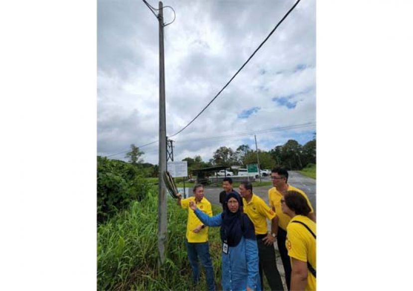 砂副总理兼石角区州议员拿督斯里沈桂贤在现场进行巡视工作时摄。