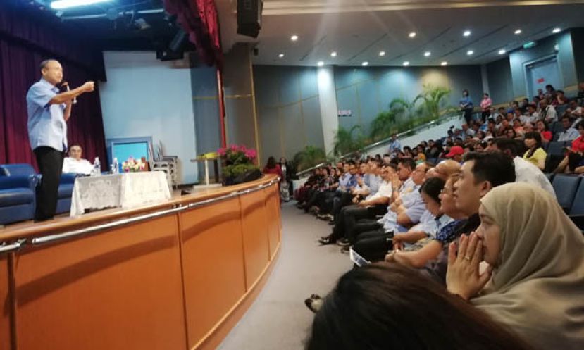 拿督曾长青在南市市政局为他而设的欢送会上致词。