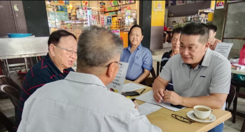 巴都林当区议员施志豪（右）和社区领袖用心聆听年长者的心声需求。