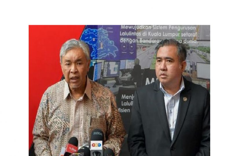 副首相阿末扎希(左)向媒体发表谈话，右为交通部长陆兆福。