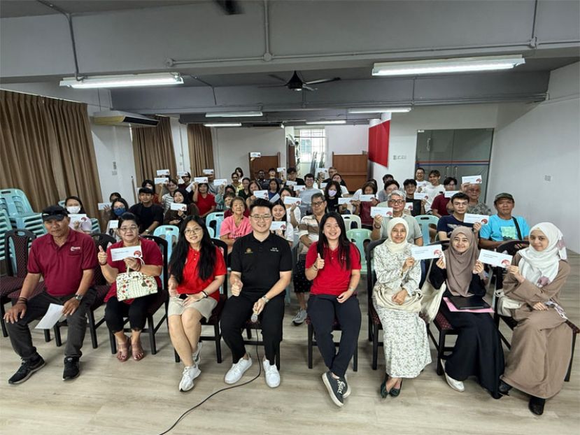 古晋市国会议员俞利文的服务中心日前移交今年第二批的【P195古晋国会选区高教助学金】，共有51位符合资格的在籍大专学子受惠。