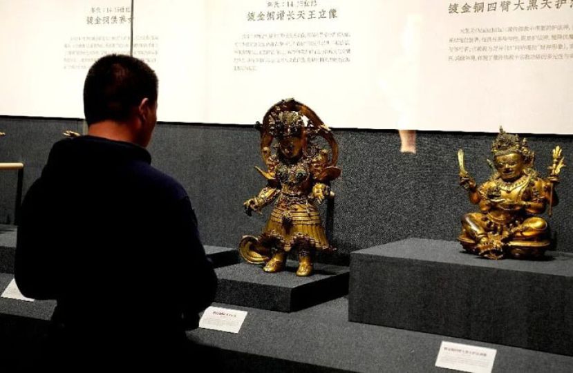 2026年5月18日，西藏自治区山南市博物馆特展&ldquo;铸牢中华民族共同体意识&mdash;&mdash;山南文物精品展&rdquo;向公众正式开放。图为观众观展。