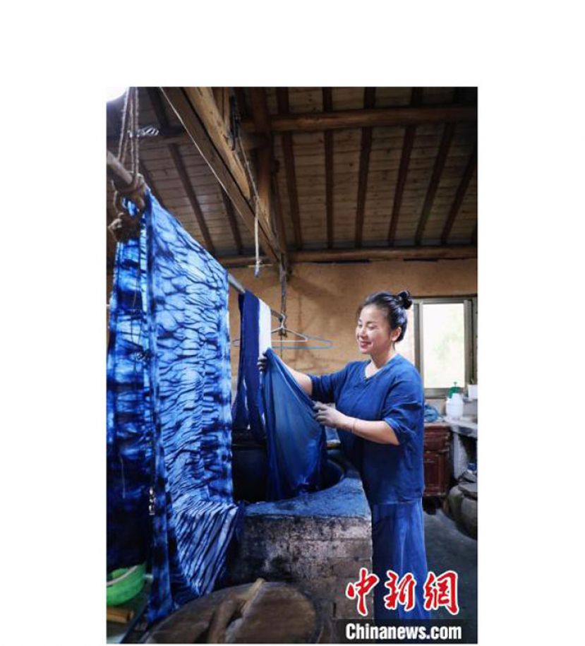 婺州扎染非遗传承人温国香晾制扎染布料。