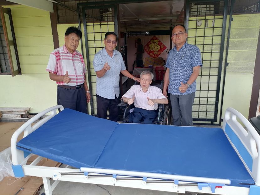 杨志光(右二)在接收多种用途病床后，与拿督龚财兴(右―)、天猛公拿督陈如飞(左二)及龚发信(左―)合影。