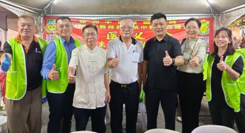 来自中国俩贵客韩福乐（右2起）、罗文浩在婆罗洲文化节筹委刘锦虎、筹委主席朱少萃陪同参观中医义诊摊位；左起为义诊医师陈中兴、林德强；右是江秀云。